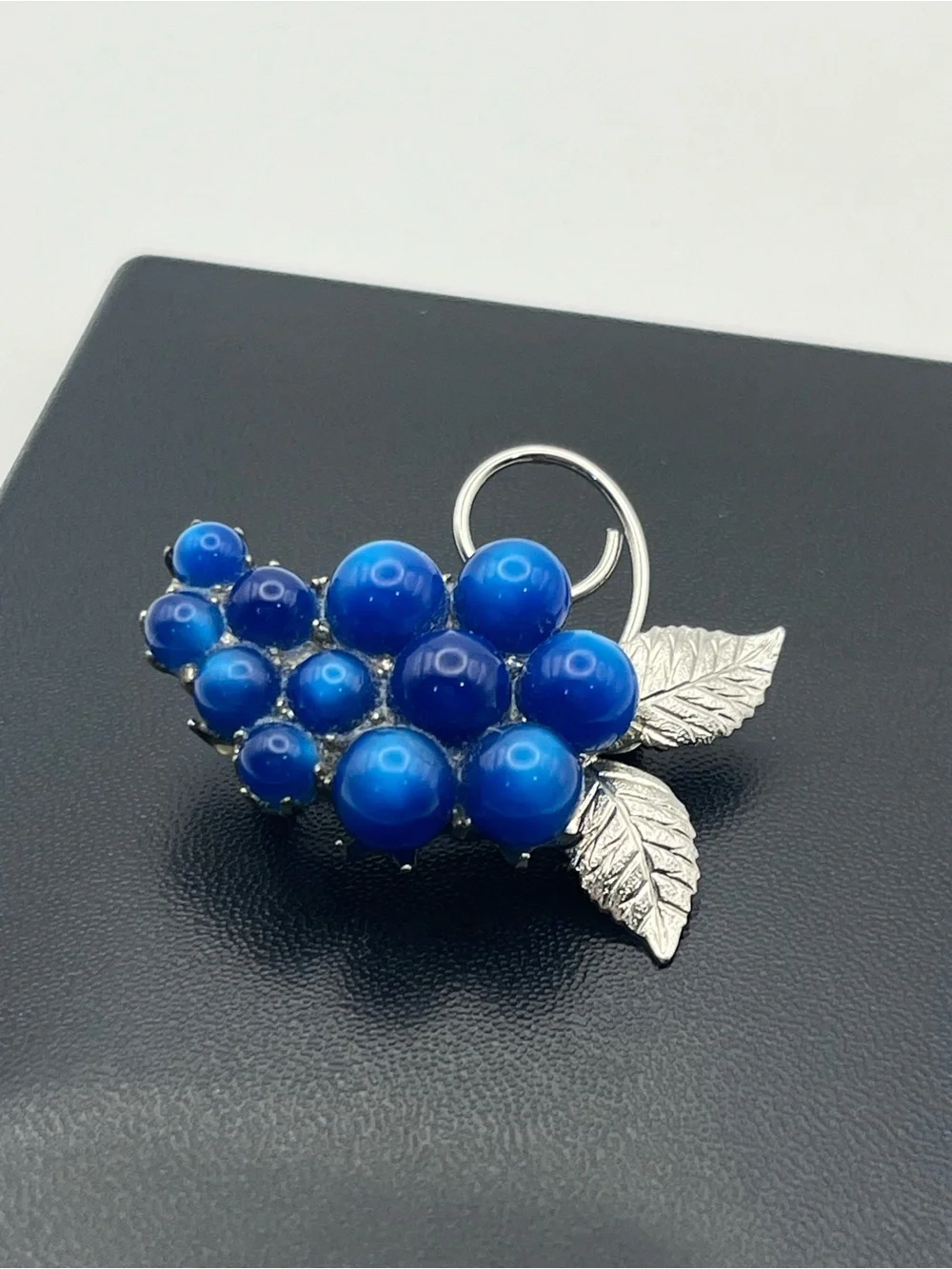 Blue moon glow lucite plastic grapes cluster silver tone brooch pin vintage